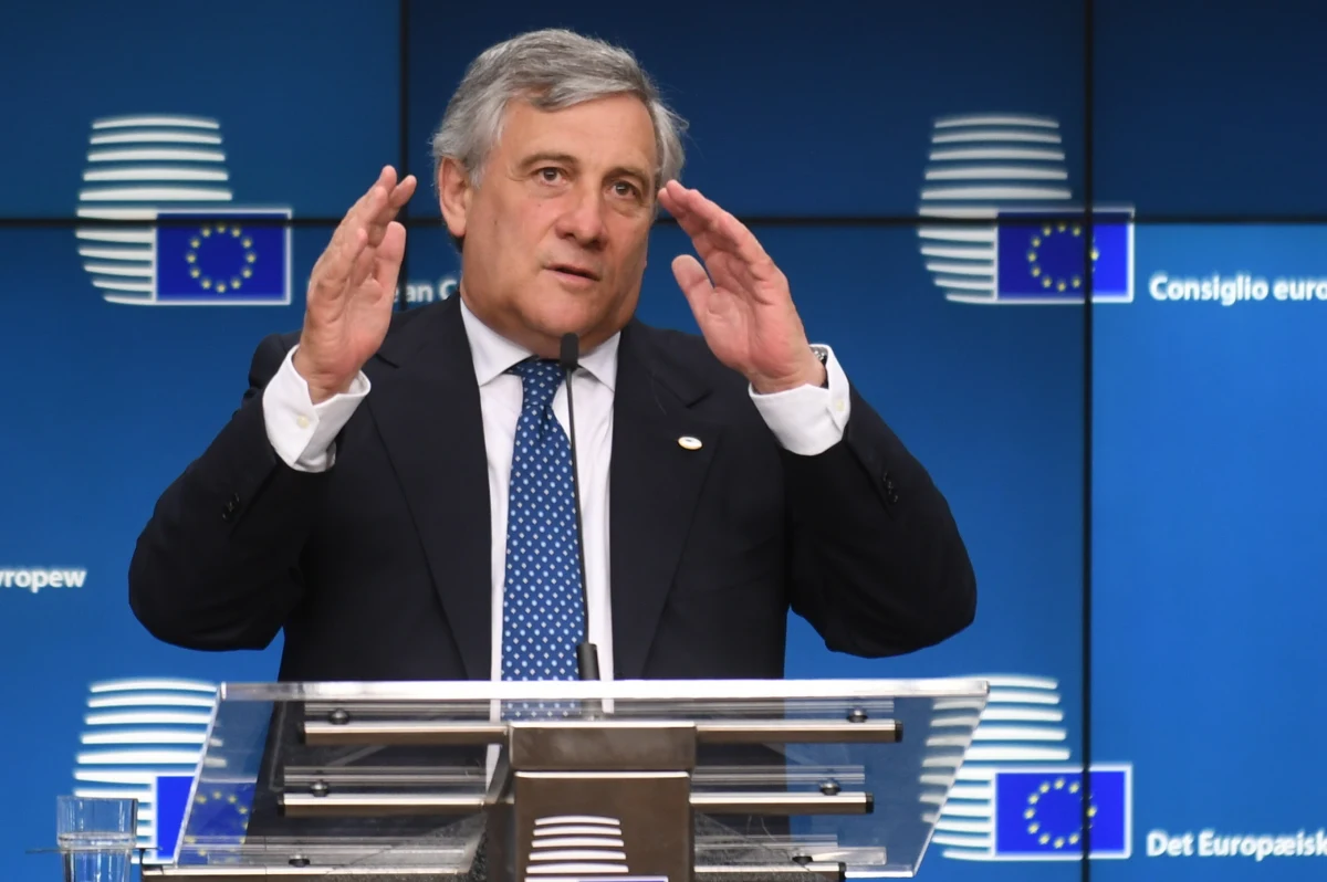 Szef Parlamentu Europejskiego Antonio Tajani pogratulował kanclerz Niemiec Angeli Merkel zwycięstwa po ogłoszeniu sondażowych wyników wyborów do niemieckiego Bundestagu. Wezwał też do "wspólnej reformy Unii Europejskiej". 