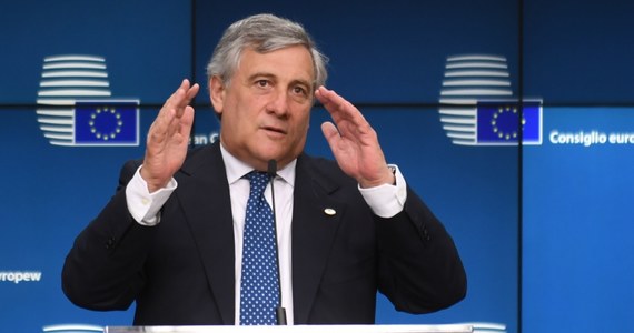 Szef Parlamentu Europejskiego Antonio Tajani pogratulował kanclerz Niemiec Angeli Merkel zwycięstwa po ogłoszeniu sondażowych wyników wyborów do niemieckiego Bundestagu. Wezwał też do "wspólnej reformy Unii Europejskiej". 