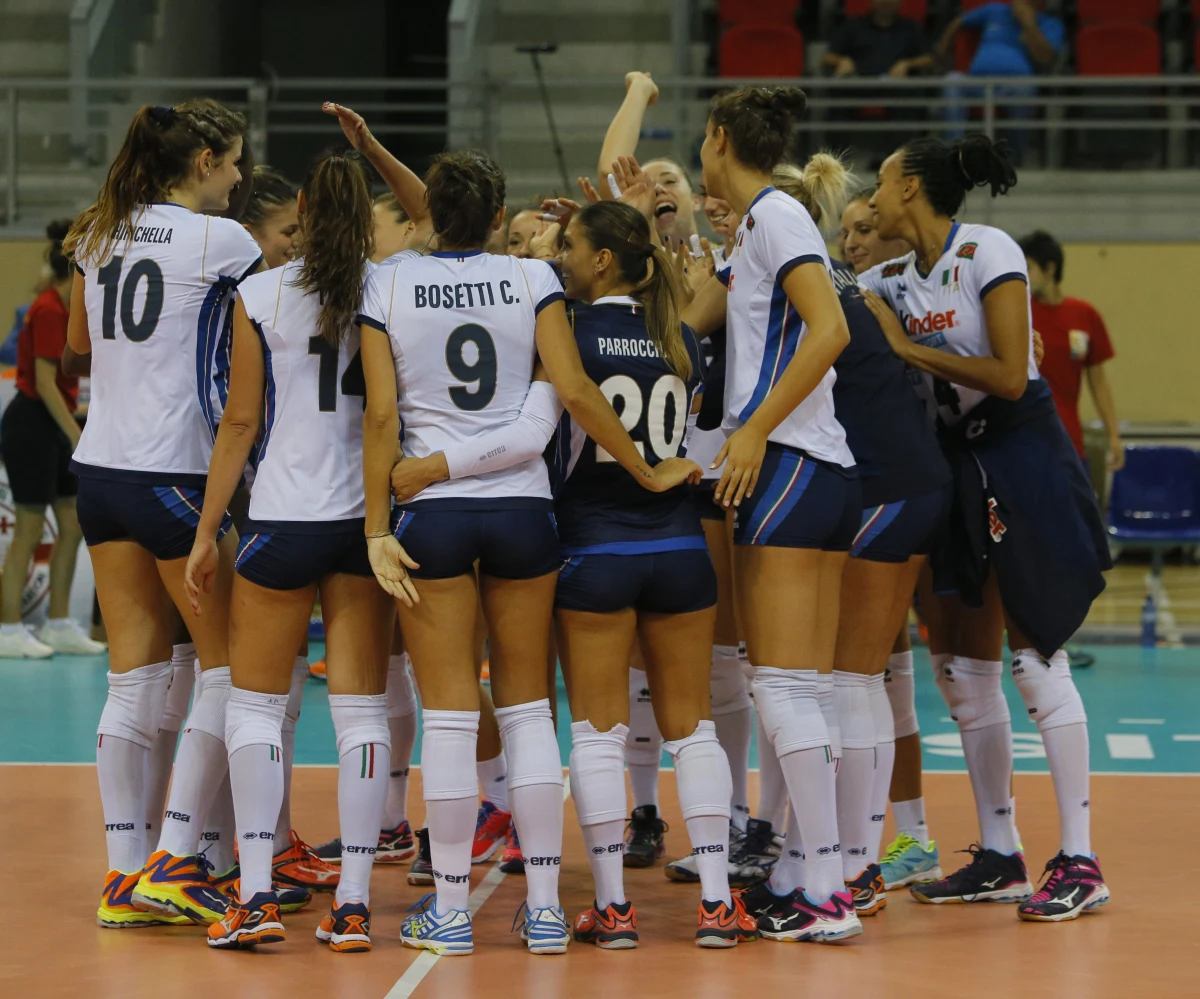 Siatkarki Włoch i Serbii zajęły pierwsze miejsca w grupach i awansowały do ćwierćfinału mistrzostw Europy rozgrywanych w Azerbejdżanie i Gruzji. Polki w swoim trzecim spotkaniu uległy Azerkom 0:3 i wystąpią w rundzie play off.