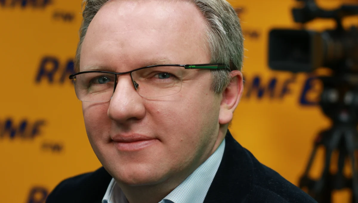 "Prezydent jest z Polakami i dotrzymuje swoich obietnic" – mówił Krzysztof Szczerski odnosząc się do tego, że w południe Andrzej Duda ogłosi swoje projekty ustaw o KRS i SN. "Trudno, żebyśmy brali za oświadczenie oficjalne Prawa i Sprawiedliwości artykuł w gazecie" – komentował szef gabinetu Andrzeja Dudy publikację tygodnika "Sieci". Można tam przeczytać, że "PiS nie zaakceptuje reformy sądownictwa w kształceni, jaki wyłania się z obecnych propozycji prezydenta". "To jest pewien strumień świadomości dziennikarsko-partyjnej" – dodał gość Roberta Mazurka w Porannej rozmowie w RMF FM. Na pytanie o koniec jednolitego obozu dobrej zmiany, Szczerski odpowiedział: "Nie wiem, skąd taka postawa. Ja mogę powiedzieć: między nami dobrze jest". "Prof. Królikowski nie był nigdy pracownikiem i formalnym doradcą prezydenta" – podkreślał Szczerski. I dodawał, że "chciałby otrzymać odpowiedź, czy taki sposób załatwiania sprawy Królikowskiego służy dobrej zmianie". W ten sposób odniósł się do informacji, że prof. Michał Królikowski znalazł się na celowniku prokuratury. "Jest rzeczą interesującą i ważną, dlaczego prokuratura – która tę sprawę ujawniła do mediów - nie przedstawiła tej sprawy prezydentowi" – powiedział w RMF FM. Szef gabinetu prezydenta Krzysztof Szczerski w internetowej części Porannej rozmowy w RMF FM radził politykom partii rządzącej, by wstrzymali się z komentarzami i wzięli pod uwagę kalendarz wyborczy. "Akurat jeśli chodzi o kalendarz, to jest odwrotnie niż było w roku 2015. Najpierw będą wybory parlamentarne, a potem wybory prezydenckie" – mówił Szczerski w rozmowie z Robertem Mazurkiem. "Jeśli Prawo i Sprawiedliwość chce, a powinno chcieć, wygrać kolejne wybory, to musi przede wszystkim kalkulować to, że ono pierwsze stanie do próby wyborczej" – stwierdził minister.  