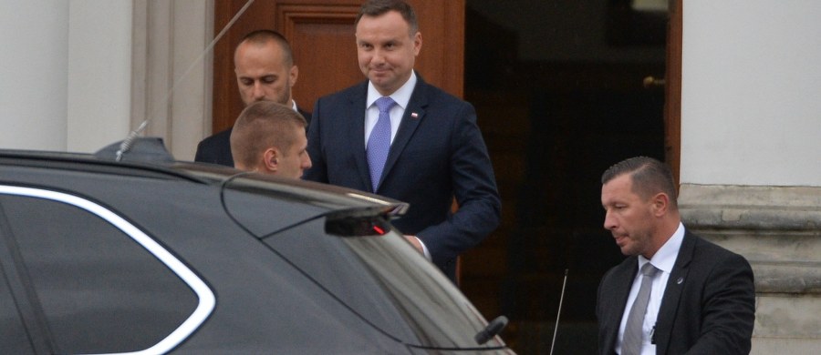 Dziś mamy poznać prezydenckie projekty ustaw o Sądzie Najwyższym i Krajowej Radzie Sądownictwa. Wiele wskazuje na to, że Andrzej Duda przedstawi je na konferencji prasowej osobiście. 24 lipca prezydent zawetował przygotowane przez posłów PiS: nową ustawę o SN i nowelę ustawy o KRS, wytykając im m.in. niekonstytucyjność części przepisów. Prezydent mówił, że co prawda regulacje "w dużej części wychodziły naprzeciw społecznym oczekiwaniom", jednak nie mógł ich zaakceptować. Wymagają one zmian zapewniających ich zgodność z konstytucją, aby utrzymywały niezależność władzy sądowniczej, ale bez poczucia absolutnej nadrzędności i bezkarności oraz stwarzały warunki, by sędziowie czuli się niezależni od rożnego rodzaju nacisków - podkreślał Duda, uzasadniając lipcowe weto. W piątek prezydent spotkał się z prezesem PiS Jarosławem Kaczyńskim i była to już jego druga rozmowa na temat projektowanych przez jego kancelarię zmian w KRS i Sądzie Najwyższym (do pierwszego spotkania doszło 8 września). 