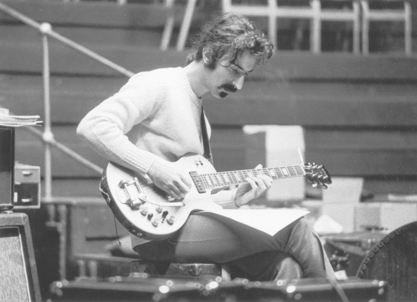 Prawie dwadzieścia pięć lat po swej śmierci, kompozytor i gitarzysta Frank Zappa wyrusza znów na tournee. Tym razem jednak wystąpi w postaci... hologramu.