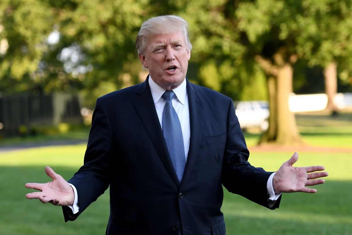 ​Biały Dom rozszerzył do 8 listę państw, których obywatele będą objęci zakazem wjazdu na terytorium Stanów Zjednoczonych. Nowe regulacje zastąpią tymczasowy zakaz wjazdu do USA dla obywateli muzułmańskich państw, którego ważność wygasła w niedzielę wieczorem. Nowy zakaz podróżowania do USA obejmuje obywateli pięciu państw (Iranu, Libii, Somalii, Syrii i Jemenu) oraz - dodatkowo - Koreę Północną, Czad i Wenezuelę. 