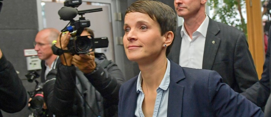 Partia Alternatywa dla Niemiec (AfD), która zdobyła po raz pierwszy miejsca w Bundestagu, rozpoczęła parlamentarną karierę od skandalu. Szefowa partii Frauke Petry oświadczyła w poniedziałek, że nie wejdzie do klubu parlamentarnego AfD.