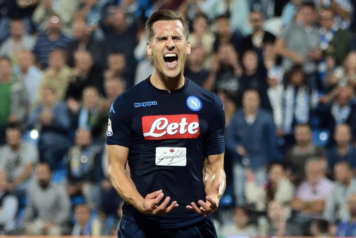 Operacja prawego kolana, jakiej poddany został w poniedziałek w Rzymie polski piłkarz SSC Napoli Arkadiusz Milik, zakończyła się pełnym sukcesem - podała "La Gazzetta dello Sport" na swojej stronie internetowej.