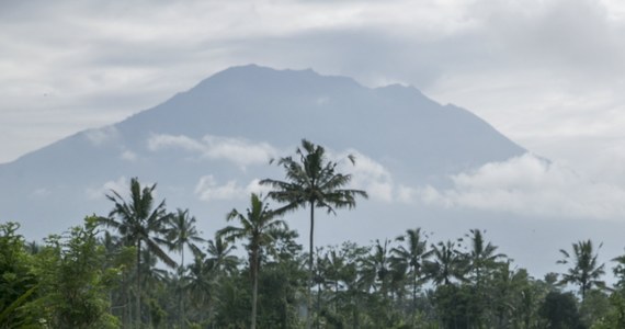 ​Prawie 50 tys. mieszkańców popularnej wśród turystów indonezyjskiej wyspy Bali ewakuowano w ostatnich dniach z obawy przed erupcją wulkanu Agung - poinformowały indonezyjskie władze. Ostatni raz wulkan ten wybuchł ponad 50 lat temu. "Liczba ewakuowanych wzrosła do 48 540 osób" - oświadczył na konferencji w Dżakarcie rzecznik indonezyjskiej agencji ds. klęsk żywiołowych Sutopo Purwo Nugroho.