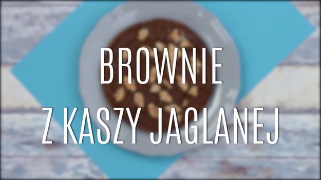 Brownie, czyli mocno czekoladowe ciasto o niskiej, ale wilgotnej i zwartej strukturze, to znakomity pomysł na domowe wypieki, który świetnie sprawdzi się w każdym domu! Zaletą brownie, dzięki któremu to ciasto podbiło cały świat, jest szybkość przygotowania - wystarczy parę chwil, by cieszyć się wyśmienitym smakiem brownie. Tym razem mamy dla was przepis na nietypowe brownie - bo zrobione z kaszą jaglaną, która nada ciastu nie tylko ciekawej struktury i smaku, ale przede wszystkim sprawi, że ciasto będzie o wiele zdrowsze niż zazwyczaj! Poznajcie nasz przepis na brownie z kaszy jaglanej!