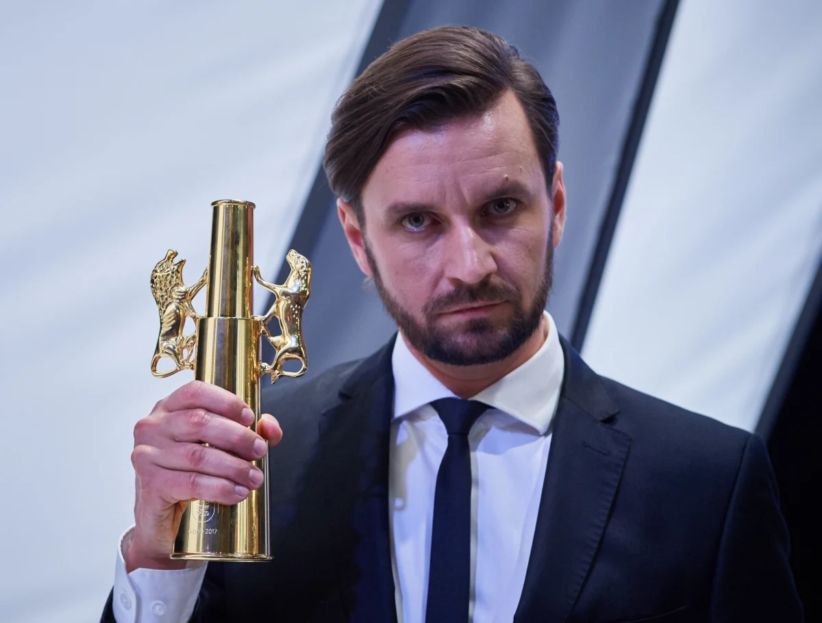 Na Festiwalu Polskich Filmów Fabularnych w Gdyni było w tym roku świetne kino. Pogoda była prawie doskonała. Z gali finałowej warto zapamiętać jedynie mądre słowa artystów, które padły ze sceny oraz anegdoty mistrzów, takich jak Jerzy Antczak. A na to, by pastwić się nad prowadzącymi i nad brazylijską szansonistką, której występ do niczego nie pasował po prostu szkoda czasu.