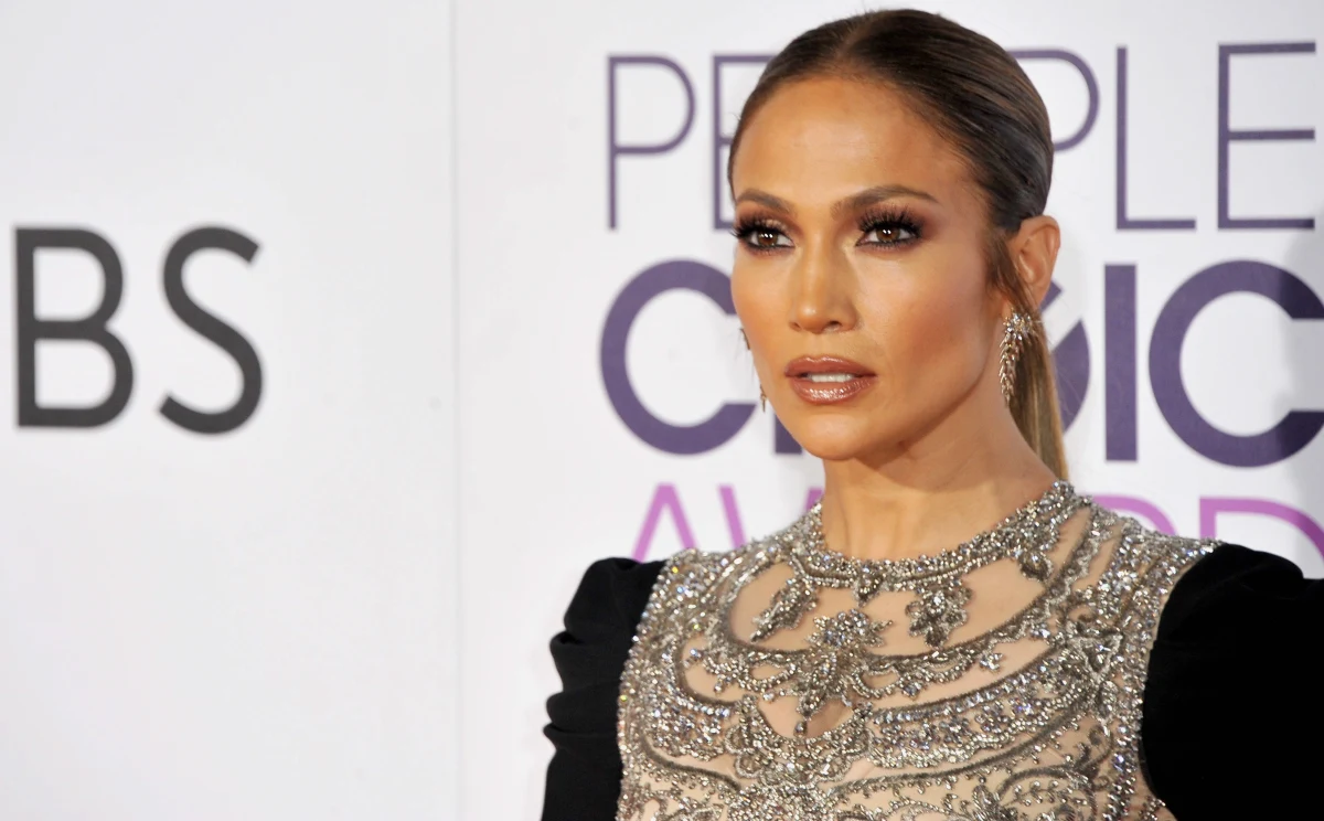 Jennifer Lopez przekazała 1 mln dolarów poszkodowanym przez huragan Maria w Portoryko. Mająca portorykańskie korzenie piosenkarka poinformowała o tym na konferencji prasowej. 