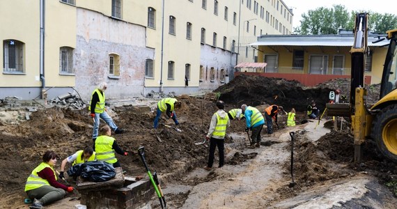 Fragment czaszki ludzkiej odnaleziono podczas rozpoczętego dziś trzeciego etapu prac archeologiczno-ekshumacyjnych na terenie byłego więzienia przy ul. Rakowieckiej w Warszawie - poinformował szef Biura Poszukiwań i Identyfikacji IPN Krzysztof Szwagrzyk.
Pierwsze prace poszukiwawcze Instytutu przy ul. Rakowieckiej odbyły się w lipcu 2016 r. Drugi etap miał miejsce w lipcu br.
