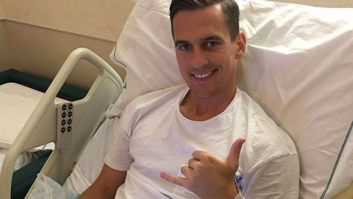 "Skupiam się na spokojnym powrocie i treningu. Trzymajcie kciuki. Wrócę silniejszy" - napisał w poniedziałek wieczorem na swoim facebookowym profilu Arkadiusz Milik. Polski piłkarz przeszedł operację prawego kolana po kontuzji, której doznał w sobotnim meczu ligowym Napoli.