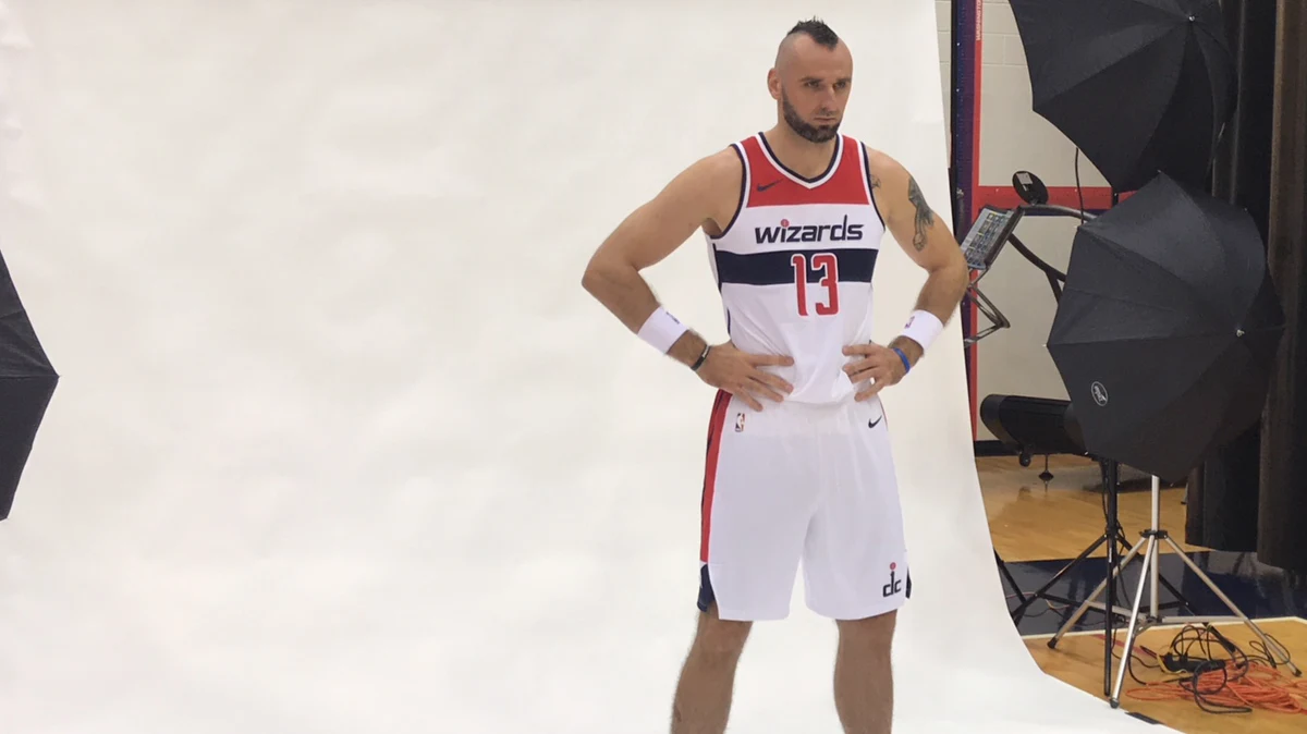 „Najważniejsze jest to, żebym był zdrowy” - mówi Marcin Gortat zawodnik zespołu Washington Wizards pytany o to, czego mu życzyć przed startem nowego sezonu. Dziś odbył się dzień otwarty w NBA. Dziennikarze mogli rozmawiać ze sportowcami na temat przygotowań do sezonu. 