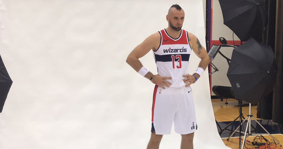 „Najważniejsze jest to, żebym był zdrowy” - mówi Marcin Gortat zawodnik zespołu Washington Wizards pytany o to, czego mu życzyć przed startem nowego sezonu. Dziś odbył się dzień otwarty w NBA. Dziennikarze mogli rozmawiać ze sportowcami na temat przygotowań do sezonu. 