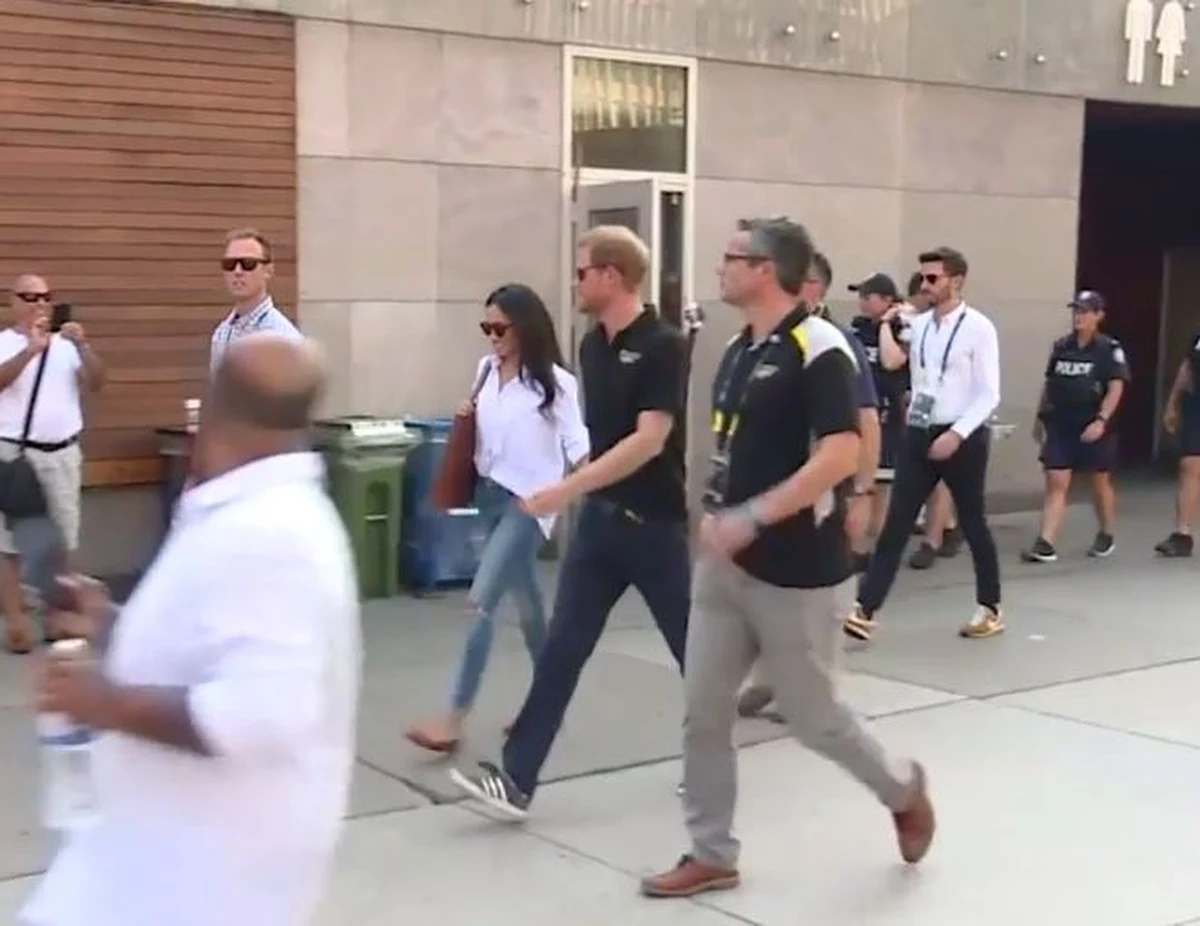 Jeszcze dwa lata temu książę Harry mówił, że ma nadzieję spotkać kogoś, kto zechciałby dzielić z nim życie. W poniedziałek dla wszystkich stało się jasne, że to życzenie właśnie się ziściło. Książę Harry po raz pierwszy oficjalnie pojawił się w towarzystwie swojej dziewczyny, amerykańskiej aktorki Meghan Markle. Para "zadebiutowała" przed kamerami, trzymając się za ręce przy okazji trwających w Kanadzie igrzysk dla weteranów.