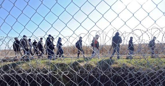 Unia Europejska rezygnuje z obowiązkowego rozdziału uchodźców. Dzisiaj wygasa decyzja z września 2015 roku, zakładająca relokację w ciągu dwóch lat 120 tysięcy migrantów w ramach obowiązkowego rozdzielnika przegłosowanego przez unijne kraje. Sprzeciw zgłosiły wówczas Czechy, Rumunia, Słowacja i Węgry. Rząd PO-PSL zgodził się na przyjęcie przez Polskę około 7 tysięcy uchodźców. Rząd PiS, które w październiku 2015 wygrało wybory parlamentarne, tego zobowiązania nie zrealizował.