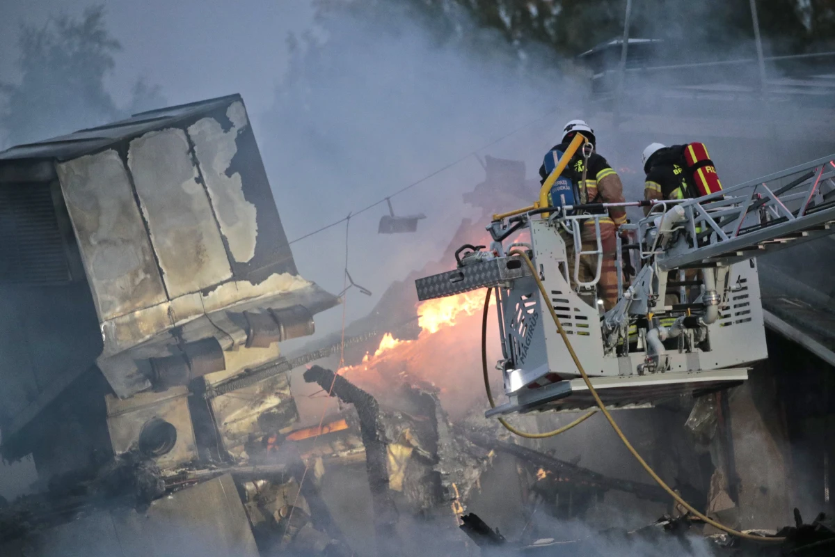 Spłonął meczet w Örebro w Szwecji. Strażacy kilka godzin walczyli z ogniem, ale budynku nie udało się uratować. Policja twierdzi natomiast, że było to celowe podpalenie. "Były tu już podobne incydenty" – twierdzi Anders Sjöberg, rzecznik lokalnej policji. Około południa szwedzka prasa podała, że w związku z pożarem zatrzymano 20-letniego mężczyznę.