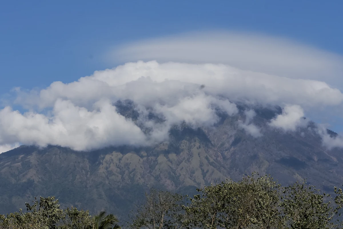 Chmury gęstego dymu spowiły szczyt wulkanu Agung znajdującego się na indonezyjskiej wyspie Bali, co zwiększa prawdopodobieństwo jego szybkiej erupcji. Wstrząsy i wydobywający się z krateru biały dym skłoniły władze do rozpoczęcia ewakuacji mieszkańców mieszkańców wyspy, znacznie zmalał także ruch turystyczny. 