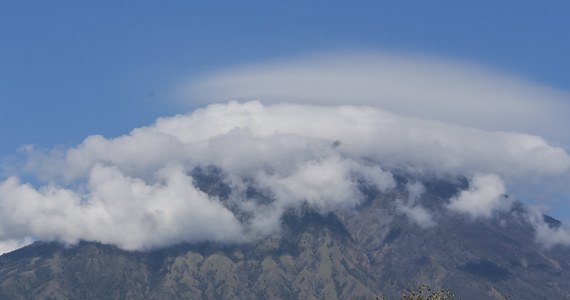 Chmury gęstego dymu spowiły szczyt wulkanu Agung znajdującego się na indonezyjskiej wyspie Bali, co zwiększa prawdopodobieństwo jego szybkiej erupcji. Wstrząsy i wydobywający się z krateru biały dym skłoniły władze do rozpoczęcia ewakuacji mieszkańców mieszkańców wyspy, znacznie zmalał także ruch turystyczny. 
