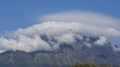 Zbliża się erupcja wulkanu Agung. Chmury gęstego dymu spowiły krater