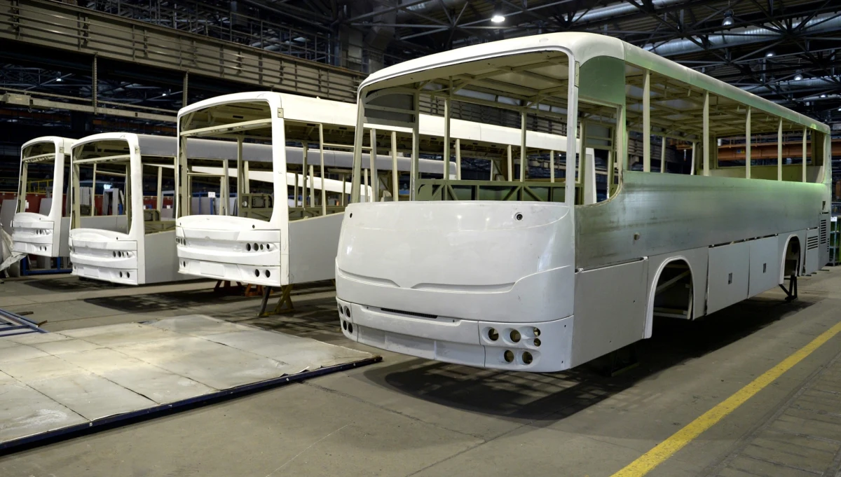 Jest kolejny przetarg na autobusy dla polskiego wojska - dowiedzieli się reporterzy RMF FM. Jak ujawniliśmy w Faktach RMF FM, szansy na udział w poprzednim postępowaniu pozbawiła się spółka Autosan, która ofertę złożyła z 20-minutowym opóźnieniem. Z ustaleń naszych dziennikarzy wynika, że w obecnym przetargu nieznacznie obniżono warunki, które musi spełniać 28 zamawianych autokarów.