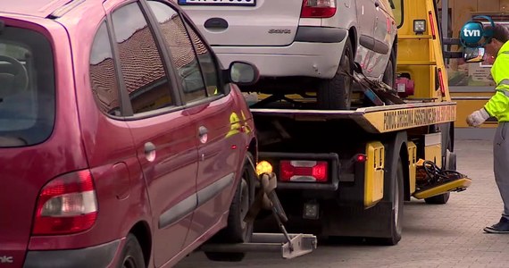 Dwa samochody osobowe zawisły nad zapadliskiem, jakie utworzyło się na parkingu przed jednym ze sklepów w Jaworznie w woj. śląskim. Ich właściciele byli akurat na zakupach. Lej ma około dwóch metrów głębokości i pięciu metrów średnicy, w pobliżu biegną rury z gazem. Geolog ma ocenić, czy osuwisko może się jeszcze powiększyć.