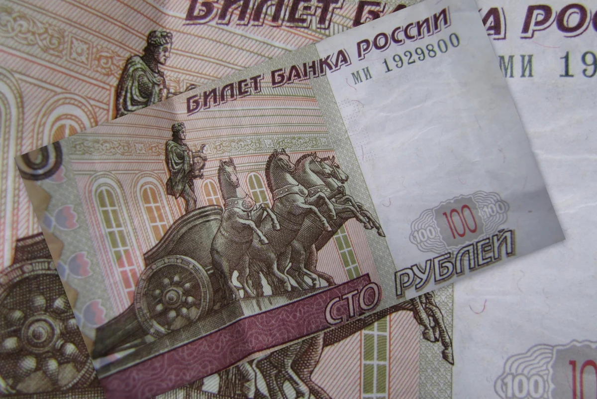 ​Komitet Śledczy Rosji bada sprawę rekordowej łapówki w historii ministerstwa obrony - poinformował dziennik "Kommiersant". Chodzi o kwotę łącznie 368 mln rubli (6,4 mln USD), którą przyjął pułkownik kierujący jednym z wydziałów służb zaopatrzenia.