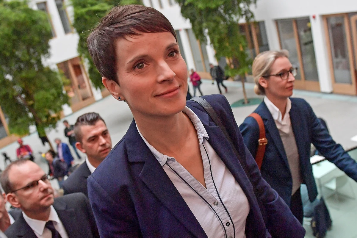 Kryzys w antyimigranckiej partii Alternatywa dla Niemiec (AfD) uległ pogłębieniu, po tym jak szefowa ugrupowania Frauke Petry zapowiedziała w Dreźnie, że wystąpi z partii. "To jasne, że wykonam ten krok" - oznajmiła Petry, cytowana przez agencję dpa, nie precyzując, kiedy dokładnie to zrobi.   AfD zdobyła w wyborach 12,6 proc. głosów i po raz pierwszy weszła do Bundestagu.