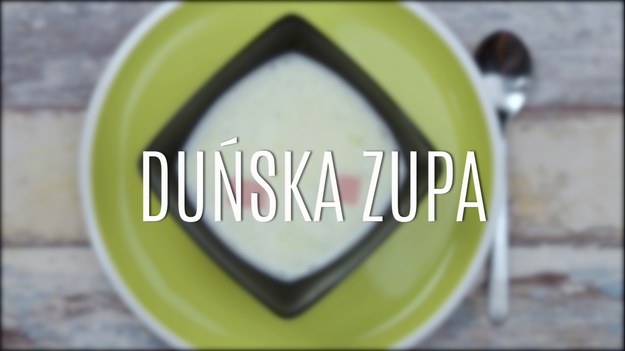 Duńska zupa to wyborny sposób na przygotowanie przepysznej zupy, do którego smaku jeszcze nie raz będziecie chcieli wrócić! Mięsny bulion z dodatkiem wyrazistych w smaku warzyw - pora i cebuli, a do tego parę plastrów podsmażonej, mocnej w smaku szynki, wszystko zaś zabielone topionym serem, śmietanką i masłem - to sycąca zupa, której siła tkwi w prostocie przygotowania. Poznajcie nasz przepis na duńską zupę z szynką!