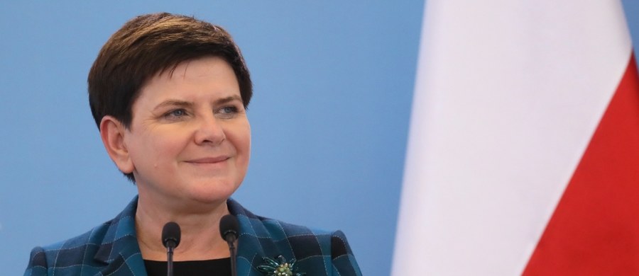 Chcemy zająć się sprawą reparacji i rozmawiać na ten temat z niemieckim rządem - powiedziała premier Beata Szydło. Zapowiedziała, że w najbliższym czasie rząd przygotuje opinię w tej sprawie. 