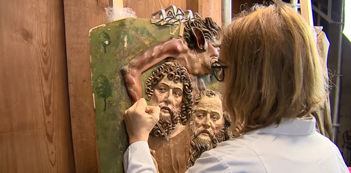 W bazylice Mariackiej w Krakowie trwa renowacja ołtarza Wita Stwosza. Kamery zarejestrowały pracę nad jednym ze skrzydeł zamykających ołtarz. 