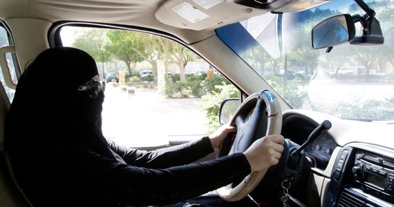 Król Arabii Saudyjskiej Salman wydał dekret, na mocy którego kobiety będą mogły prowadzić samochód. Saudyjskie królestwo było ostatnim krajem na świecie, w którym było to zakazane. Dekret nakazuje, by w ciągu 30 dni powstało ministerialne ciało, które ma doradzać w tej sprawie, a decyzja króla ma wejść w życie do czerwca 2018 roku.