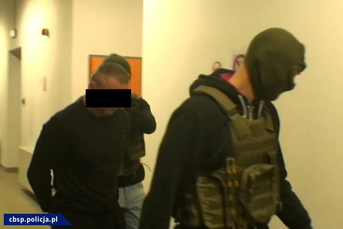 14 osób podejrzanych o udział w obrocie znacznymi ilościami środków odurzających i substancji psychotropowych zatrzymali policjanci CBŚP z Rzeszowa. 12 z nich zostało aresztowanych. Rzeczniczka CBŚP Iwona Jurkiewicz poinformowała, że w sprawę może być zamieszany uczeń jednej ze szkół średnich, który prawdopodobnie sprzedawał środki odurzające swoim kolegom.