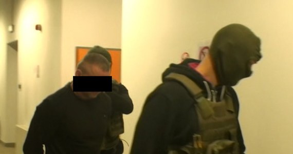 14 osób podejrzanych o udział w obrocie znacznymi ilościami środków odurzających i substancji psychotropowych zatrzymali policjanci CBŚP z Rzeszowa. 12 z nich zostało aresztowanych. Rzeczniczka CBŚP Iwona Jurkiewicz poinformowała, że w sprawę może być zamieszany uczeń jednej ze szkół średnich, który prawdopodobnie sprzedawał środki odurzające swoim kolegom.