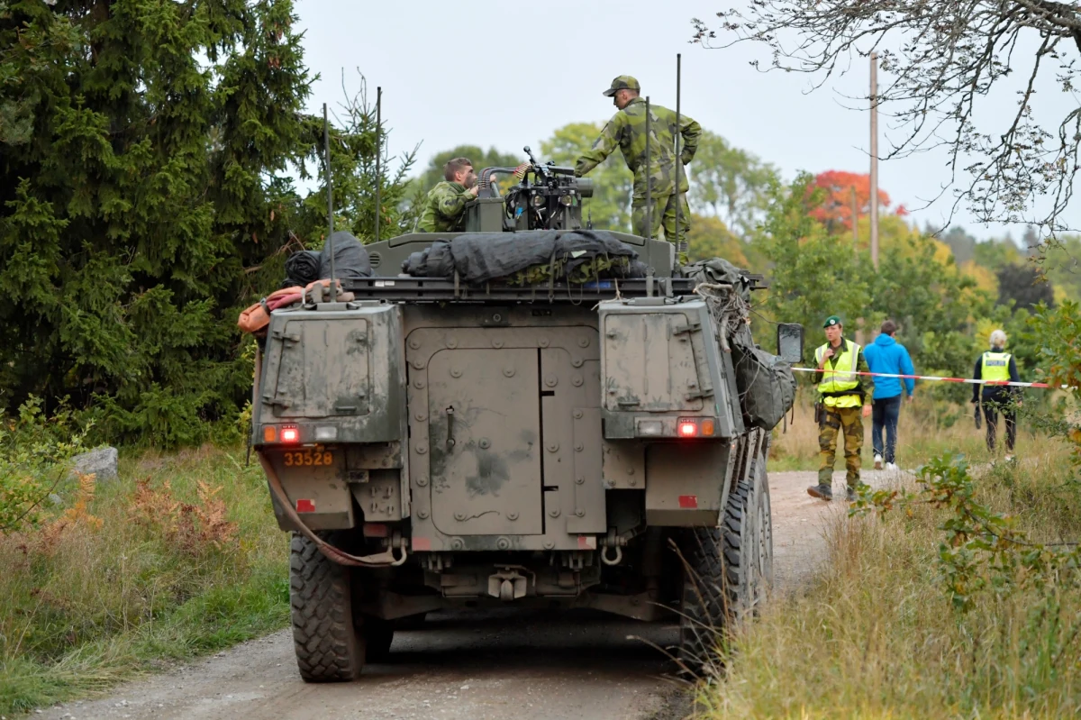Trzy osoby zostały poszkodowane w wyniku zderzenia wozu bojowego z pociągiem osobowym. Do tego wypadku doszło w Trosa w Szwecji. Pojazdem wojskowym jechali żołnierze, którzy brali udział w ćwiczeniach "Aurora 17". 