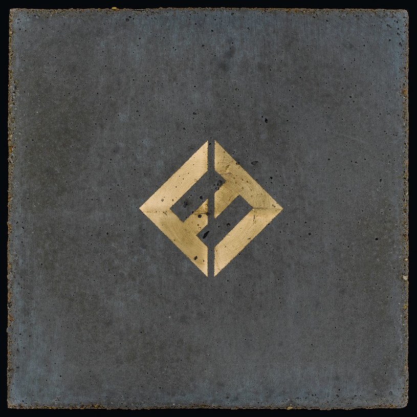 Epicko zapowiedziany i epicko rozpoczęty najnowszy album Foo Fighters "Concrete and Gold" w środku rzeczywiście posiada cechy przypisane potocznemu znaczeniu tego epitetu. Jest głośno, kompozycyjnie bogato, dynamicznie na najwyższych obrotach. 