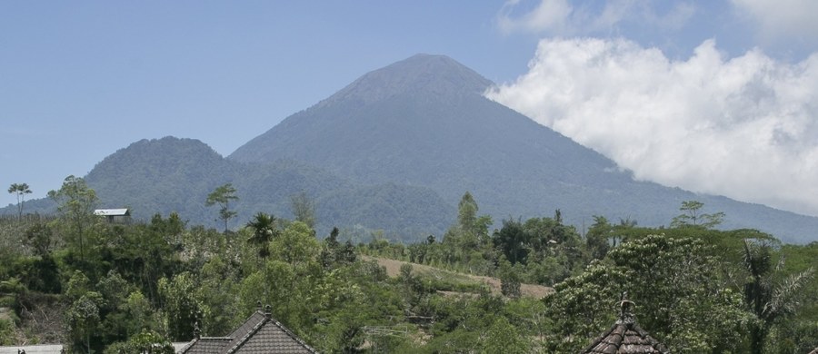 Do 75 tysięcy wzrosła liczba ewakuowanych osób mieszkających w pobliżu wulkanu Agung na indonezyjskiej wyspie Bali. W piątek władze ogłosiły najwyższy poziom zagrożenia wulkanicznego. Z krateru wydobywa się biały dym, który - według ekspertów - ma zapowiadać "nieuchronną" erupcję.