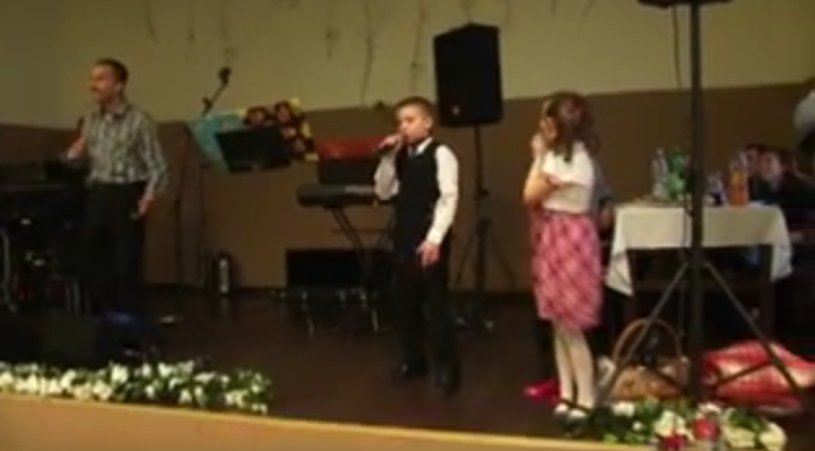 Nagranie, w którym na imprezie weselnej jeden z chłopców rapuje przed zebranymi gośćmi utwór Paktofoniki, podbija sieć. 