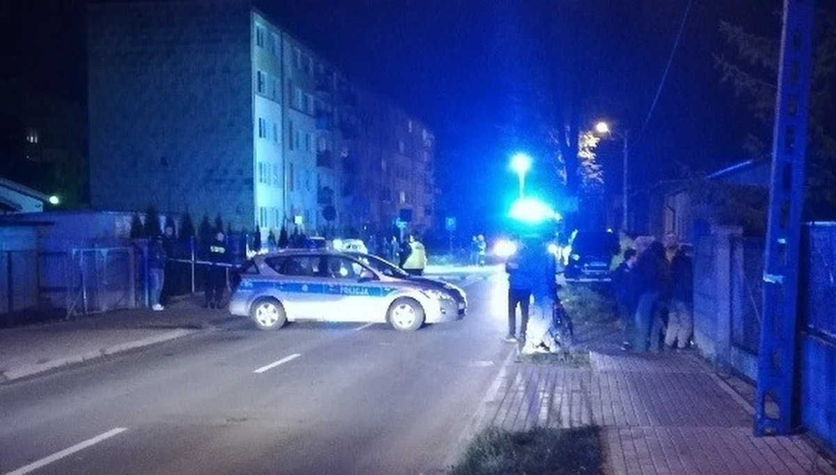 Krwawa masakra policjantów i przypadkowych mieszkańców Inowrocławia była o włos. Znamy nowe okoliczności wieczornej strzelaniny przy ul. Marii Skłodowskiej-Curie w tym mieście. Dwóch policjantów CBŚP i poszukiwany od lutego przestępca zostali ranni w wymianie ognia. Jak ustalili reporterzy RMF FM, bandyta uciekł z domu przed funkcjonariuszami i próbował dostać się do samochodu, w którym znajdował się arsenał broni. Prokuratura wszczęła śledztwo ws. strzelaniny.