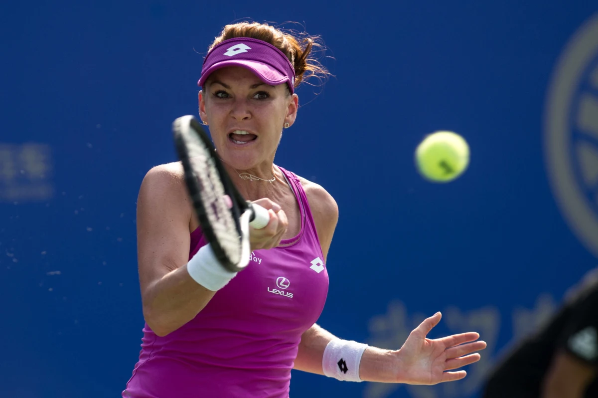 Agnieszka Radwańska żegna się z turniejem WTA rangi Premier na twardych kortach w Wuhan. W 1/8 finału krakowianka przegrała z o siedem lat młodszą, dużo niżej notowaną Australijką Ashleigh Barty 6:4, 0:6, 4:6.