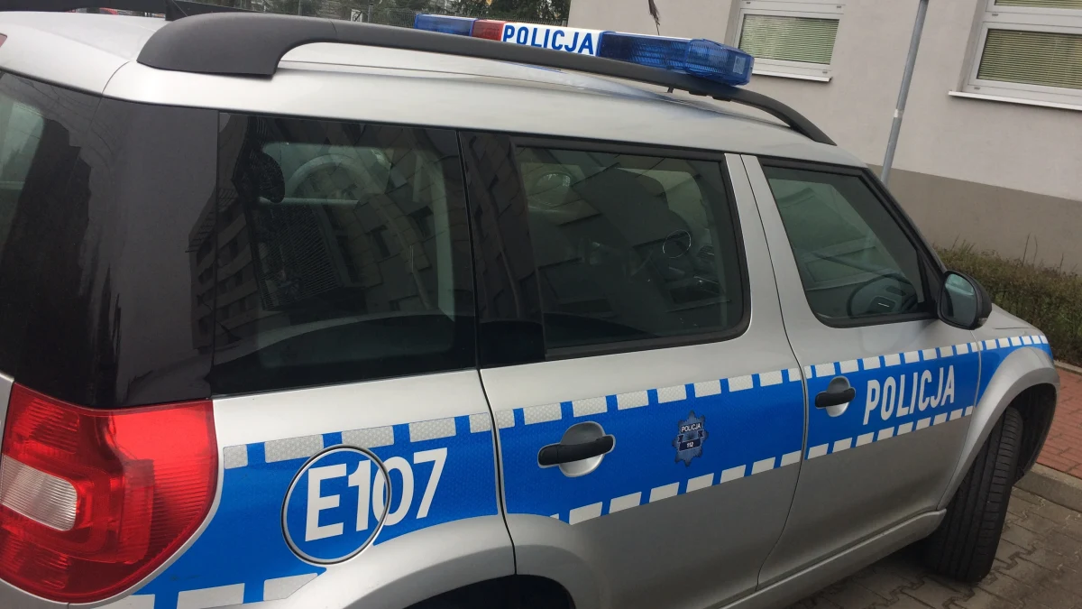 ​Do 8 lat więzienia grozi 45-letniemu mieszkańcowi gminy Lutomiersk (Łódzkie), który ukradł ponad 300 metrów miedzianej trakcji tramwajowej. Za pieniądze ze sprzedanej na skupie miedzi pojechał na tygodniowy urlop.