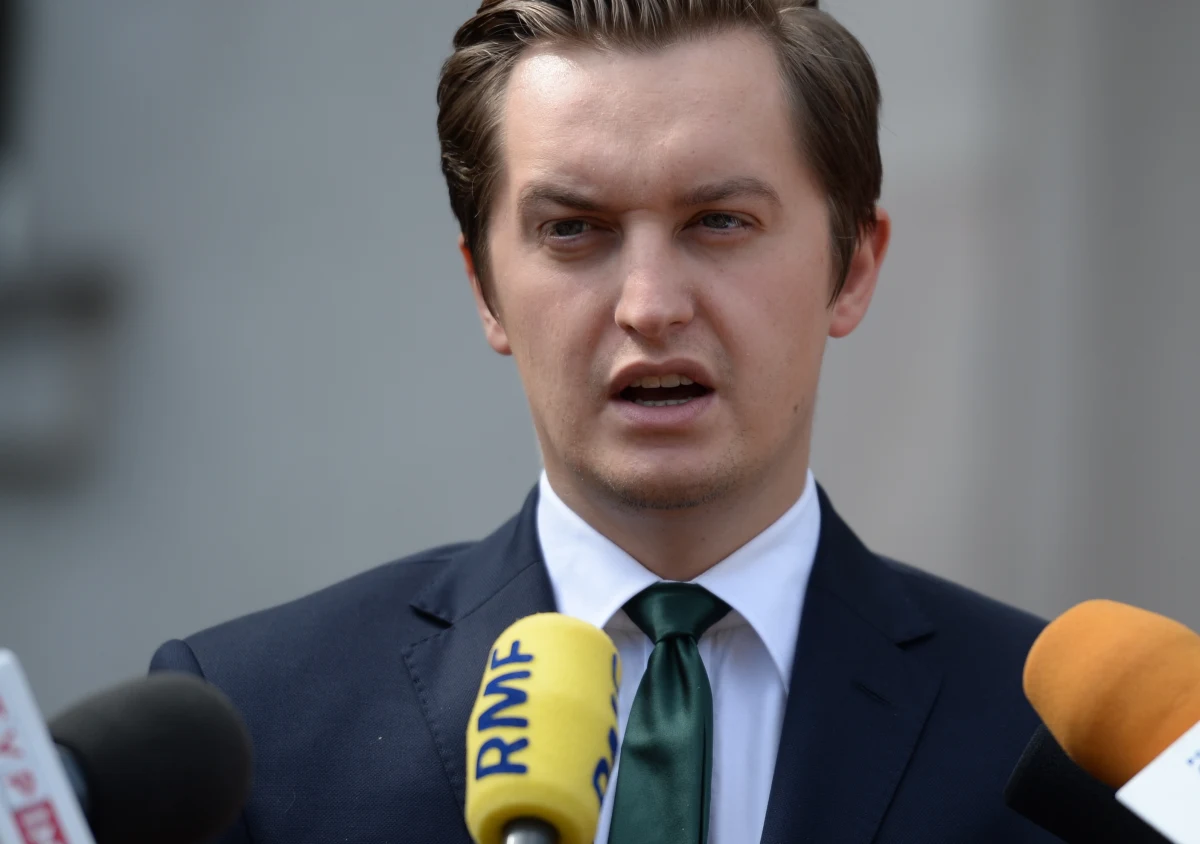 Członek Komisji Weryfikacyjnej do spraw warszawskich nieruchomości jest podwładnym jej szefa Patryka Jakiego. Chodzi o byłego rzecznika ministerstwa sprawiedliwości Sebastiana Kaletę - ustalił reporter RMF FM.