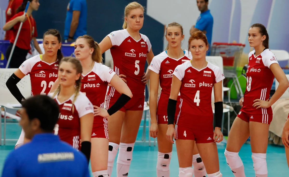 Polskie siatkarki przegrały w Baku z Turczynkami 1:3 (22:25, 25:27, 25:18, 23:25) w meczu rundy play off mistrzostw Europy siatkarek i odpadły z turnieju. Ich rywalki awansowały do ćwierćfinału, w którym zmierzą się z Rosjankami. Do grona ośmiu najlepszych zespołów awansowały też Niemki, które stoczyły zacięty bój z Bułgarią, ostatecznie wygrywając 3:2. 