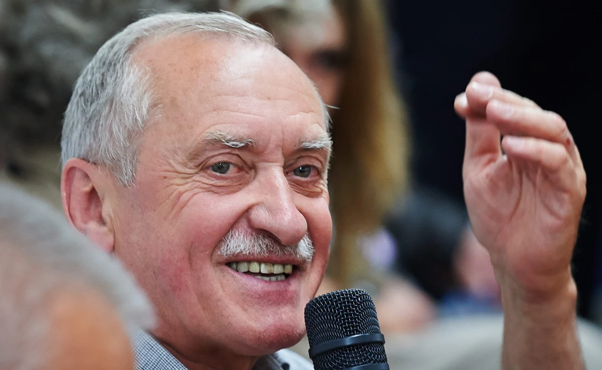 "Muszę tam pojechać nie jako kierownik, ale ktoś doświadczony. Znam K2, bo byłem tam od wszystkich stron pięć razy i spędziłem tam więcej niż rok. Wspinam się dłużej niż 40 lat, więc jeśli będę mógł służyć doświadczeniem, a w różnych sytuacjach bywałem w życiu w górach, to może powinienem tam być" - mówi w rozmowie z dziennikarzem RMF FM Michałem Rodakiem himalaista Krzysztof Wielicki. Piąty w historii zdobywca Korony Himalajów i Karakorum pokieruje polską zimową wyprawą na K2 (8611 m n.p.m.), czyli drugi najwyższy szczyt świata i ostatni niezdobyty zimą 8-tysięcznik. Polacy wyjadą do Pakistanu pod koniec grudnia. W składzie wyprawy znaleźli się także m.in. Adam Bielecki, Janusz Gołąb i Artur Małek. "Od zeszłego roku już myśleliśmy o tej wyprawie, ale takie mieliśmy kłopoty finansowe, nie mogliśmy tego dopiąć, że właściwie odchodziła mi ochota na to wszystko. Dzięki temu, że otworzyły się możliwości finansowe, to jednak bicie serca przyspieszyło, ciśnienie się podniosło i teraz myślimy jak to zrobić, żeby było dobrze. Trzeba jakoś wykiwać tę górę" - dodaje Wielicki w wywiadzie przeprowadzonym podczas XXII Festiwalu Górskiego im. Andrzeja Zawady w Lądku-Zdroju.