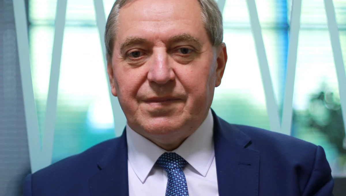 „Nie będzie nowych stawek podatkowych. Będzie dalsze posunięcie się z kwotą wolną od podatku, czyli tak jak do tej pory, 8 tys. dla tych najmniej zarabiających, więc te progi zostaną trochę podniesione” - mówi Henryk Kowalczyk pytany o przyjęty przez rząd projekt nowego budżetu. Co z obiecanym przez PiS powrotem do niższych stawek VAT? "Nie wycofujemy się z tego zobowiązania, zamierzamy je zrealizować, jak zakończymy w pełni uszczelnianie podatku VAT" – zapewnia szef Komitetu Stałego Rady Ministrów w Popołudniowej rozmowie w RMF FM. "Program wyborczy realizuje się przez 4 lata, my mamy jeszcze dwa" - podkreśla. Dopytywany o obiecywane przez PiS zerowe stawki VAT na ubranka dziecięce, odpowiada: "Niestety VAT jest podatkiem zharmonizowanym w UE. Unia nie chce się zgodzić". Czy ktoś poniósł konsekwencje za wpadkę z przetargiem na autokary dla wojska i za późno złożoną ofertę Autosanu? "Nie poleciały głowy" - przyznaje Kowalczyk. Pytany przez Marcina Zaborskiego, czy prezes Polskiej Grupy Zbrojeniowej może być spokojny o stanowisko, polityk odpowiada: "Uważam, że tak”. Pytany zaś o to, czy spokojny może być szef Autosanu, mówi: "To będziemy rozmawiać”. Czy Henryk Kowalczyk złoży w sprawie doniesienie do prokuratury? „To są intencje, pewnie będzie trudno. Natomiast jeśli chodzi o samą przyczynę, (...) to doniesienia pójdą" – mówi. Kowalczyk zapewnia także: "Znajdziemy ekspertów i policzymy: ile Polska straciła w czasie drugiej wojny światowej". 