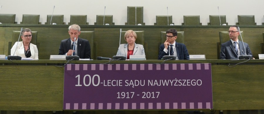 Mogą odebrać nam niezależność tego sądu, mogą zniszczyć gwarancje niezawisłości, ale nikt i nic nie jest w stanie przekreślić naszej niezawisłości wewnętrznej - powiedziała w wystąpieniu do sędziów Sądu Najwyższego I prezes tego sądu Małgorzata Gersdorf. Wystąpiła ona podczas pierwszej części uroczystości z okazji stulecia Sądu Najwyższego. 