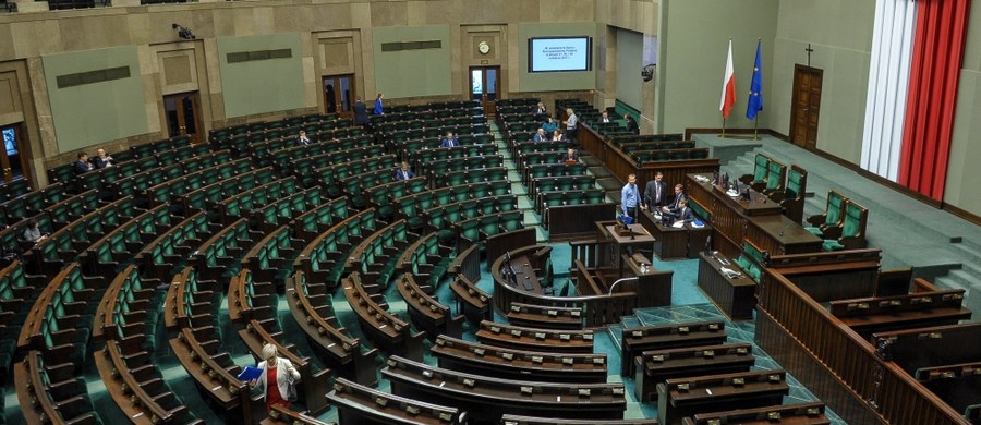 ​Komisja Regulaminowa, Spraw Poselskich i Immunitetowych opowiedziała się w środę za przyjęciem wniosku o wyrażenie zgody na pociągnięcie do odpowiedzialności karnej posła PiS Dominika Tarczyńskiego. Wniosek w tej sprawie złożył poseł PO Marcin Kierwiński.