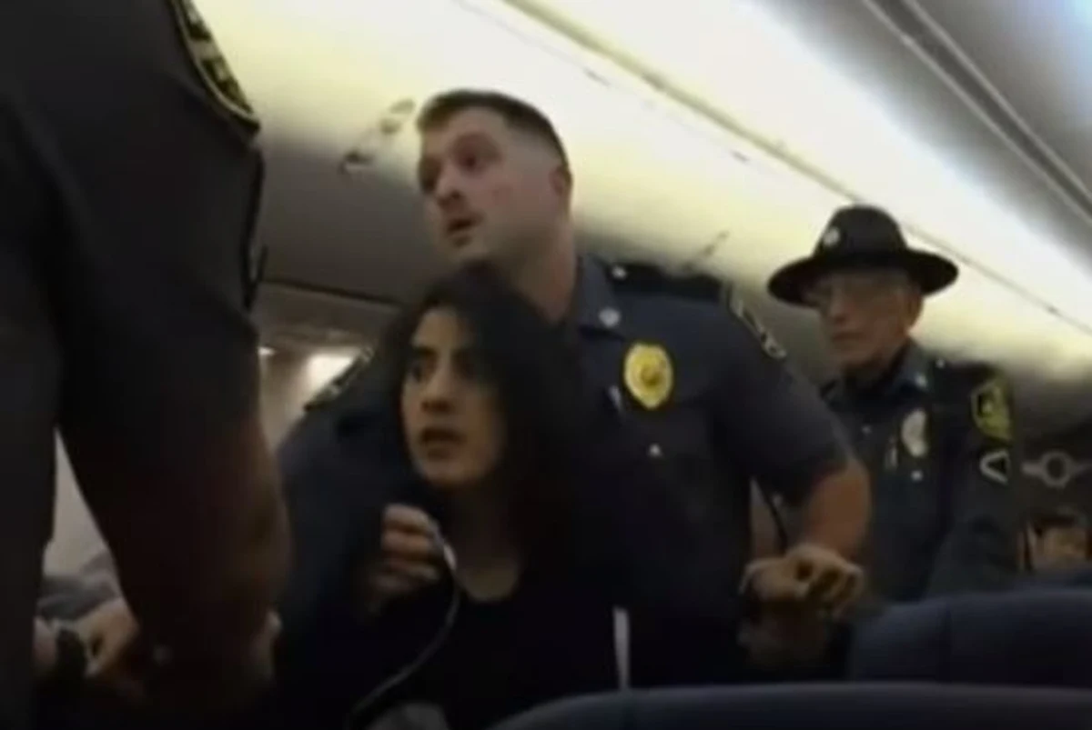 Pasażerka amerykańskich linii lotniczych Southwest skarżyła się na obecność psów w samolocie. Twierdziła, że ma ciężką alergię na sierść. Zamiast zwierząt z pokładu samolotu siłą usunięto kobietę. Scenę tę uwiecznili na swoich telefonach inni pasażerowie, a film szybko pojawił się w sieci.