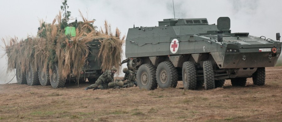 Trzeba pisać tak warunki przetargów, aby polskie firmy mogły w nich brać udział. Taka powinna być polityka rządu. Tak mówi wiceminister obrony Bartosz Kownacki, pytany o zmienione warunki drugiego przetargu na autobusy dla wojska. Jak ujawniliśmy, w najnowszym przetargu na 28 autobusów dla armii nieznacznie obniżono warunki w porównaniu z przetargiem, w którym nie zdążył wziąć udziału sanocki Autosan. Autobusy mają zabierać mniej pasażerów i mniej bagażu. 