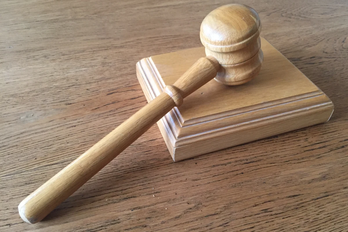 ​Sąd w Mediolanie zdecydował, że mieszkaniec tego miasta, który pod wpływem alkoholu spowodował wypadek samochodowy, ma w ramach pracy społecznej chodzić do dyskotek i tam przestrzegać przed skutkami siadania za kierownicą po wypiciu drinka lub po narkotykach.