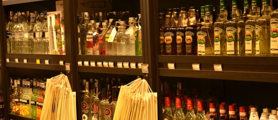 Resort zdrowia przygotował nowelizację zaostrzającą przepisy w walce z alkoholizmem - donosi "Rzeczpospolita". Sprzedawcy mają bardziej skrupulatnie sprawdzać wiek nabywców, zabronione ma być spożywanie alkoholu w miejscach publicznych poza wyznaczonymi punktami.